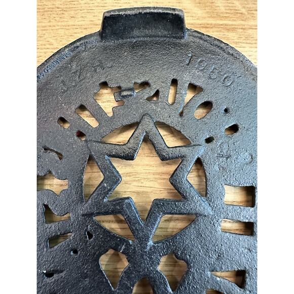 Cast Iron Antique Sad Trivet GOOD LUCK TO ALL WHO USE THIS STAND Star/Horseshoe - Picture 3 of 3